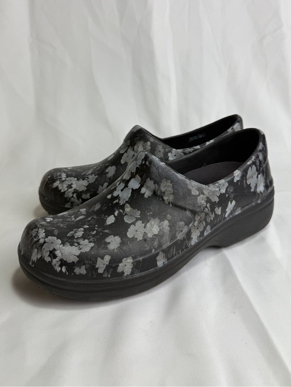 Crocs Neria Pro II Graphic Work Clog Shoe 205385 Women's Size 10 Gray Floral